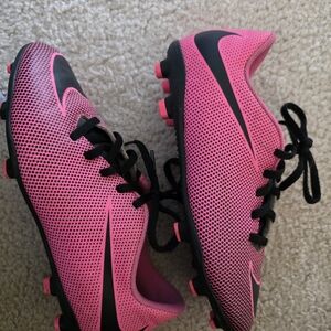 Girls Size 5 Pink Nike Soccer Cleats Youth 5Y Shoes Futbol